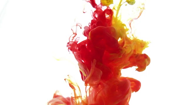 彩墨与水发生反应，形成抽象的云。白色背景上的红黄墨视频素材