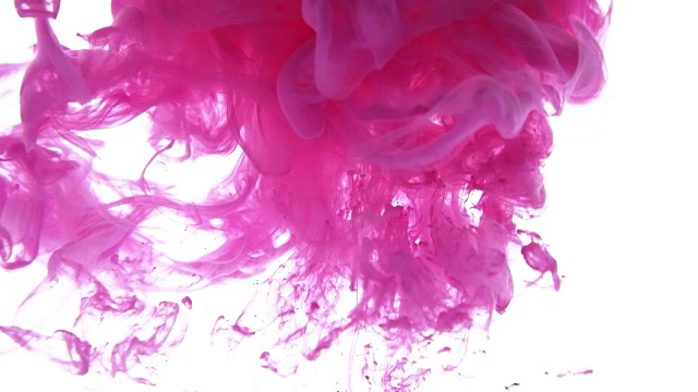 粉红色的墨水在白色的背景上滴入水中视频素材