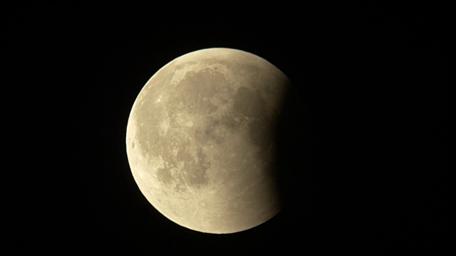 月食，地球的阴影几乎消失，特写视频下载