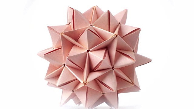 米色折纸变形尖刺球。视频下载