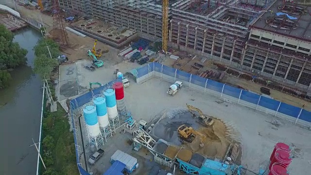 用混凝土车、挖掘机和施工现场对混凝土配料厂进行航拍视频素材