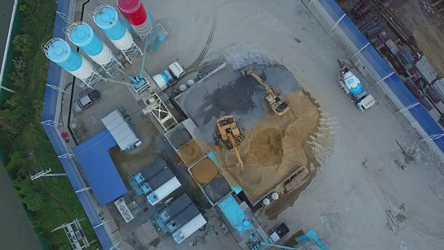 用混凝土车、挖掘机和施工现场对混凝土配料厂进行航拍视频素材
