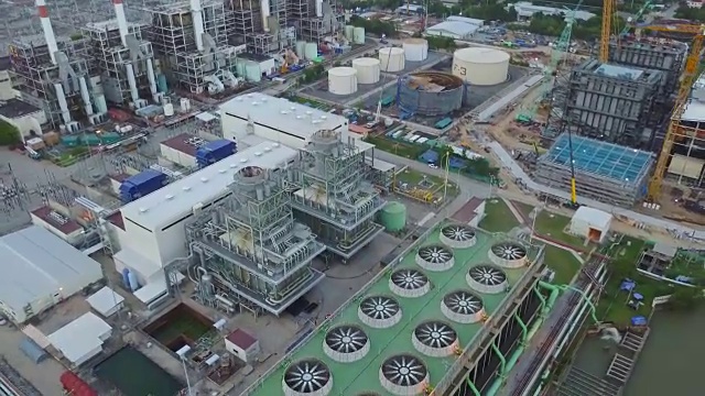 4k高空拍摄亚洲联合循环或热电厂的冷却塔视频素材