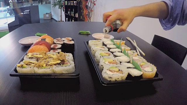 一对夫妇在酒吧用筷子吃寿司视频素材