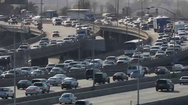 延时交通在三条高速公路上汇合视频素材