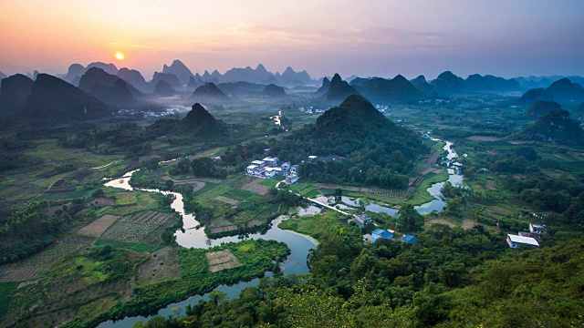 桂林日落景观，漓江和喀斯特山脉称为翠屏或五指山位于广西，中国视频下载