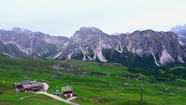 奥多尔峰的白云石和意大利阿尔卑斯山的石灰岩山的美丽景色视频素材