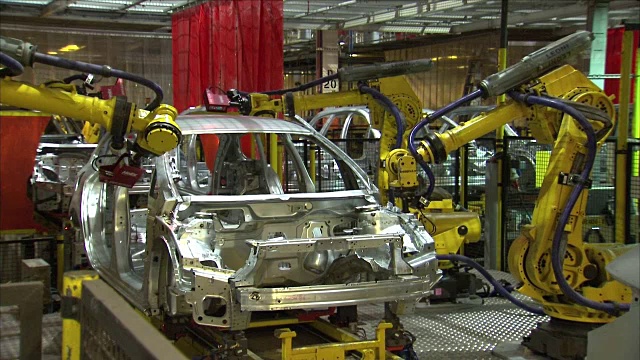 在工厂里制造汽车的机械臂。视频素材