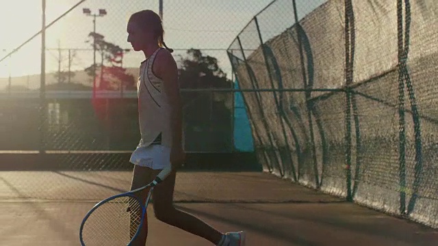 年轻的网球运动员准备发球视频素材