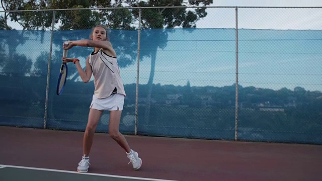 天才网球选手正手击球的慢动作视频下载