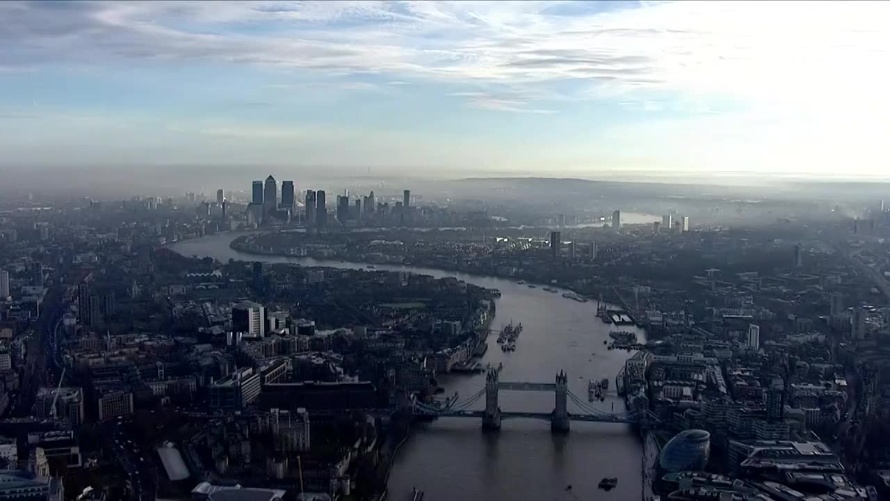 一个雾蒙蒙的早晨，伦敦市中心的空中轮廓线视频素材