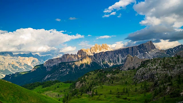 时间流逝的光和影子移动在美丽的石灰岩山脉的阿尔卑斯山视频素材