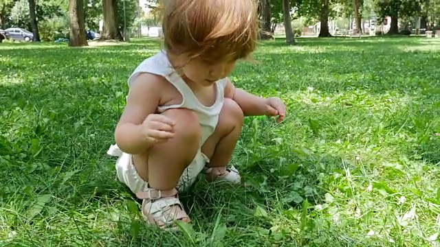 在公园里玩耍的顽皮的小孩视频下载