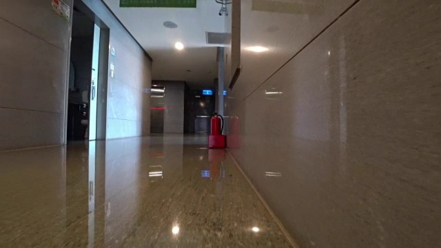商业大厦办公室的灭火器。在亚洲。拍摄与gopro和稳定剂。视频素材