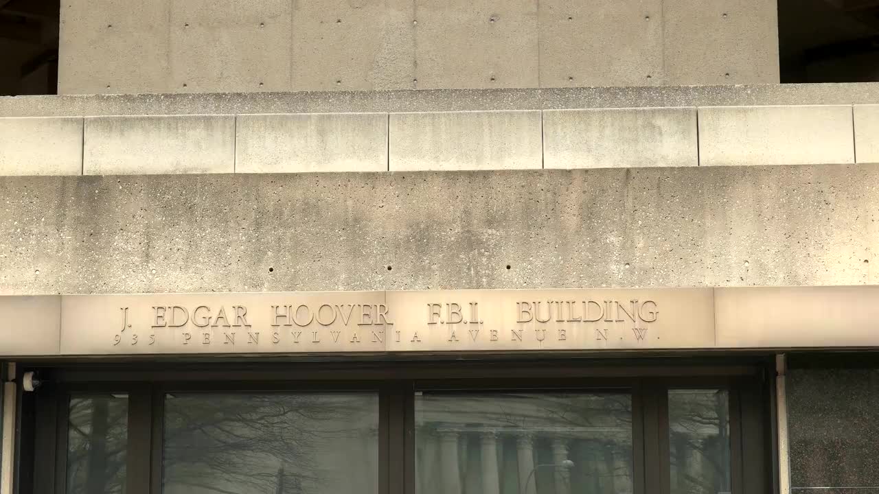 放大华盛顿联邦调查局大楼入口上方的雕刻视频下载