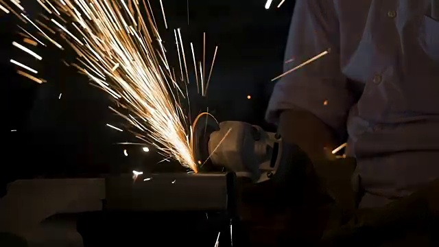 工业工人切割机，用于磨钢和火花视频下载