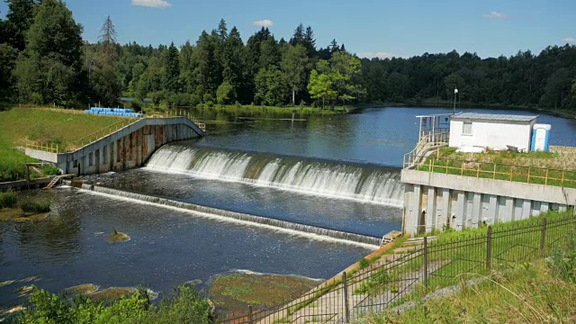 俄罗斯莫斯科地区伊诺克河上的小型古水坝，水力发电站视频素材