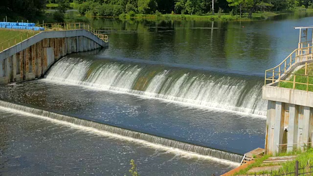 俄罗斯莫斯科地区伊诺克河上的小型古水坝，水力发电站视频素材