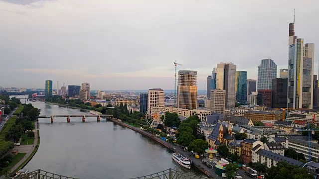 鸟瞰图，法兰克福城市与河流和摩天大楼在日出视频素材