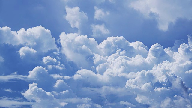 时间流逝:移动的云和蓝天视频素材