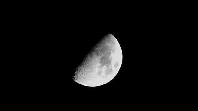 夜空中的一轮四分之一的月亮视频素材