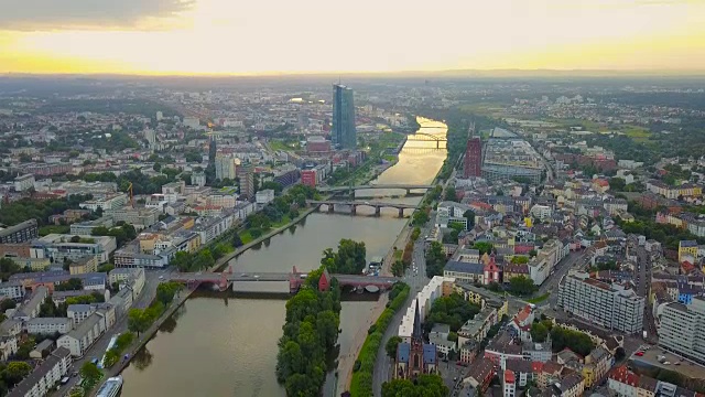 鸟瞰图，法兰克福城市与河流和摩天大楼在日出视频素材