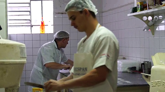 面包师在面包房的专业厨房工作视频素材