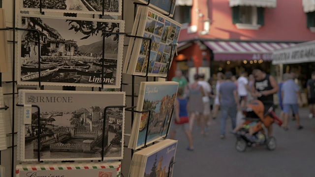 欧洲伦巴第，意大利加尔达湖Sirmione街道上的明信片视频下载