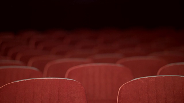 首映前电影院的椅子空着。电影院一排排的空座位视频素材