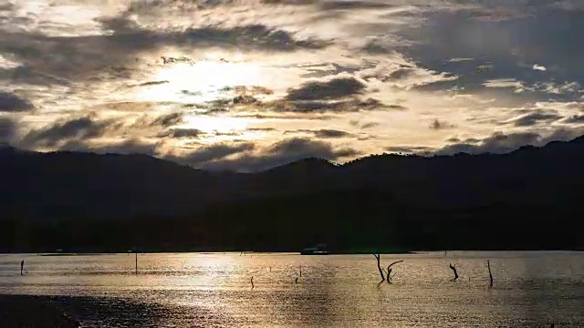 戏剧性的天空在日出的山和湖，时间流逝视频视频素材