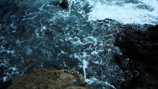 海浪落在岩石上。慢动作视频素材