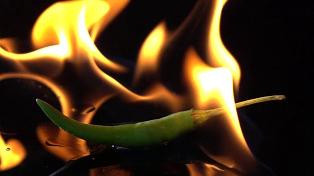 慢动作的火燃烧辣椒在黑色的背景视频素材