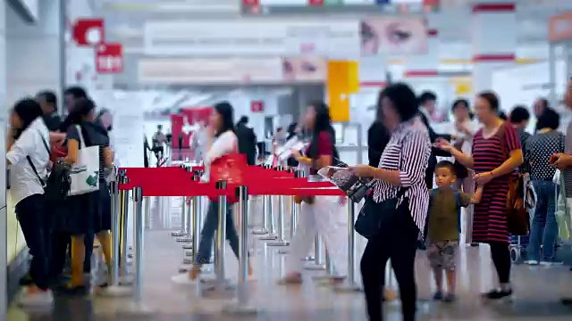 4K Time Lapse 4096x2160:接下来，机场的人群在售票柜台用ProRes 422HQ(模糊内容)办理登机手续。很多人在香港的购物中心视频下载