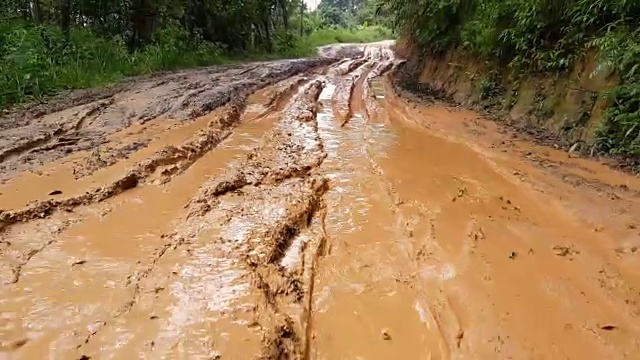 用四轮驱动的汽车在泥泞的小道上行驶视频下载