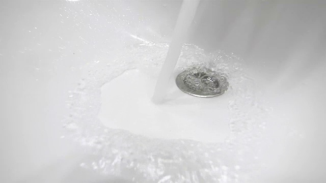 水从水龙头流出，慢镜头180帧/秒视频素材