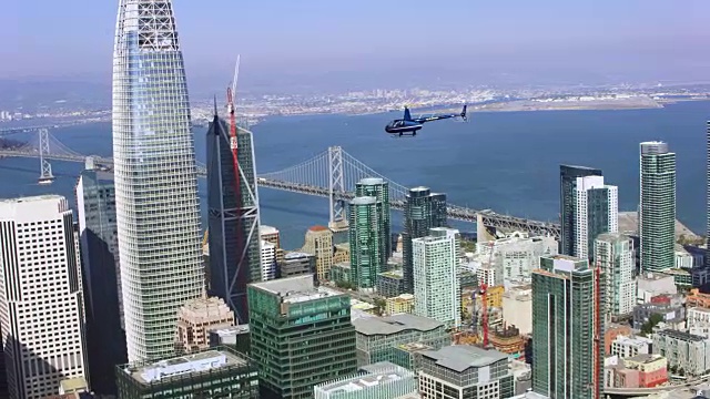直升飞机在旧金山摩天大楼上空飞行视频素材