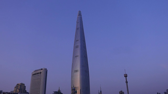 韩国首尔，美丽的夜空映衬着乐天世界大厦视频下载