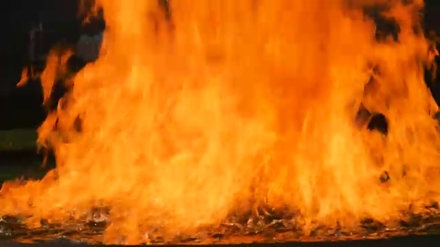 火焰火焰纹理的水在黑色的背景视频下载