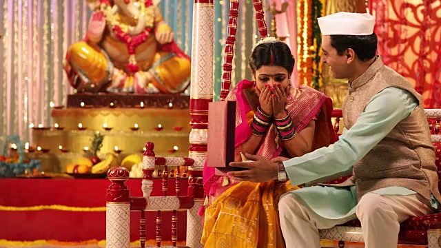 印度新德里Ganesh Chaturthi节期间，男子送给妻子一个珠宝盒视频素材