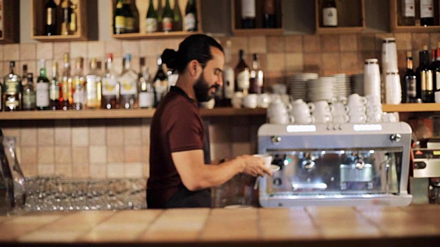 在咖啡店喝咖啡的人或服务员视频素材