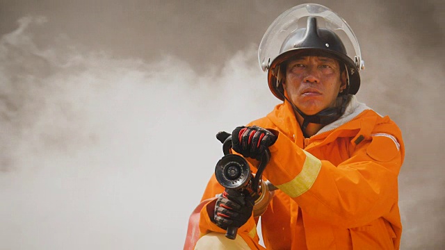 消防队员在烟雾墙灭火的肖像视频下载