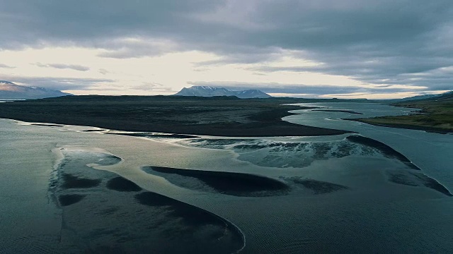 低潮时的冰岛海岸。鸟瞰图视频素材