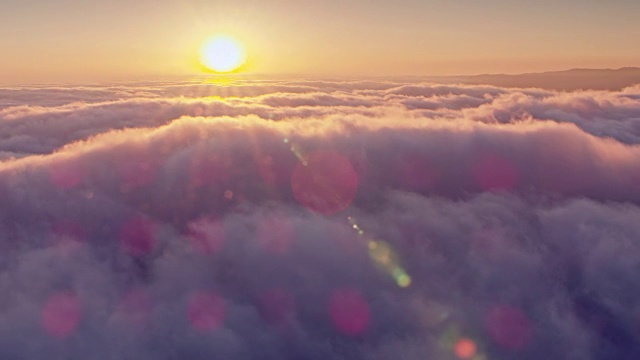 空中的夕阳把蓬松的云彩染成了粉红色视频下载
