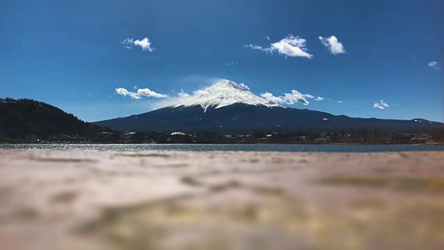 延时拍摄:低位置和选择性聚焦湖边富士山，日本视频素材