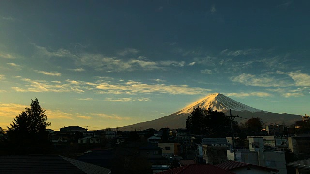 时间间隔拍摄:美丽的富士山和日本村庄在早上，日本视频素材