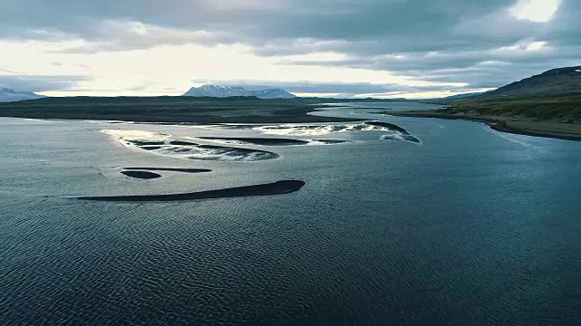 低潮时的冰岛海岸。鸟瞰图视频素材