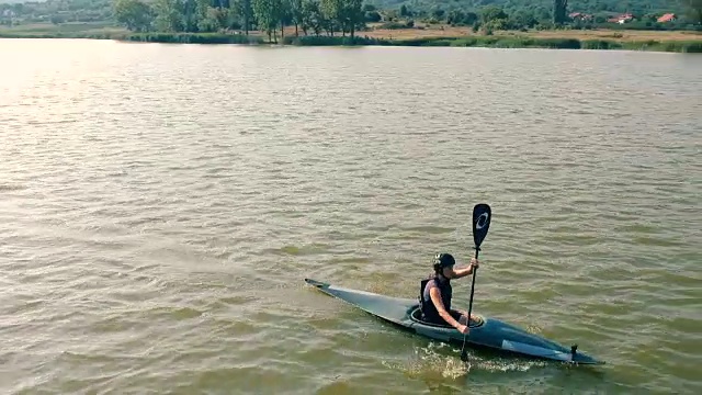 湖上皮划艇训练。空中拍摄视频下载