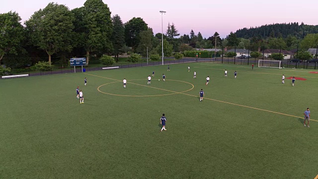 高中足球比赛的高角度视图视频下载