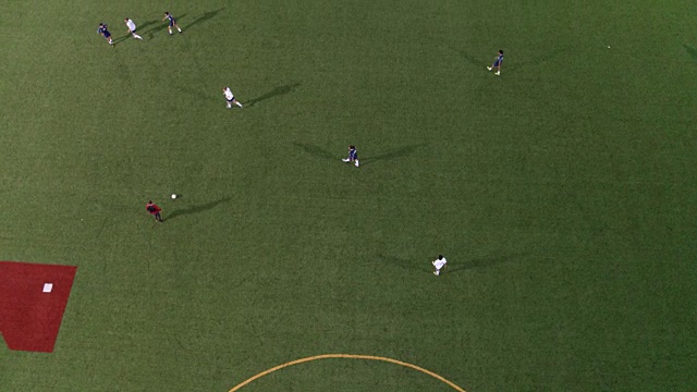 一个足球队在球场上传球的高角度视图视频素材