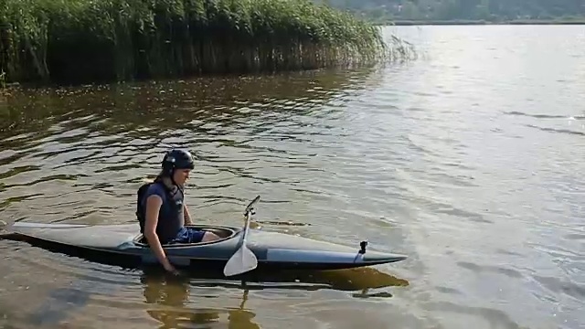 开始运动训练，在湖上划皮艇视频下载